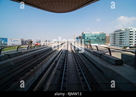 Sheikh Zayed Road und U-Bahn. Sonnenaufgang in Dubai. Stockfoto