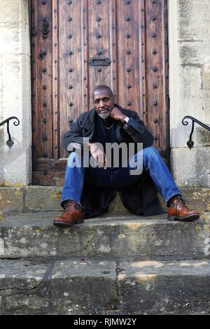 Micro Künstler Willard Wigan MBE Wer macht Skulpturen, die in das Auge einer Nadel anbringen, dargestellt in seiner Ausstellung in Broadway, Worcestershire. Stockfoto