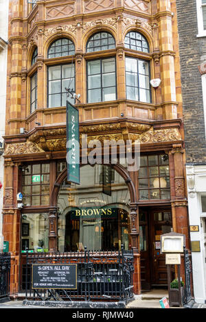 London England Vereinigtes Königreich Großbritannien West End Mayfair Maddox Street Browns Brasserie & Bar Restaurant Restaurants Speisen Speisen Speisen Eati Stockfoto