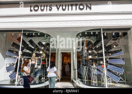 London England Vereinigtes Königreich Großbritannien West End Mayfair Bond Street Louis Vuitton Luxus Designer Marke Shop Shopping Shopper Shopper Stockfoto