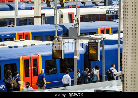 London England Vereinigtes Königreich Großbritannien Lambeth South Bank Waterloo Bahnhofszüge Bahnhofsgebäude Bahnsteige Nationales Schienennetz Stockfoto