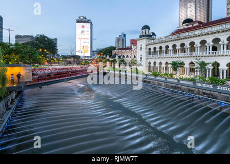 Wasser Spiele mit Springbrunnen auf dem Klang Fluss in Kuala Lumpur, Malaysia Stockfoto