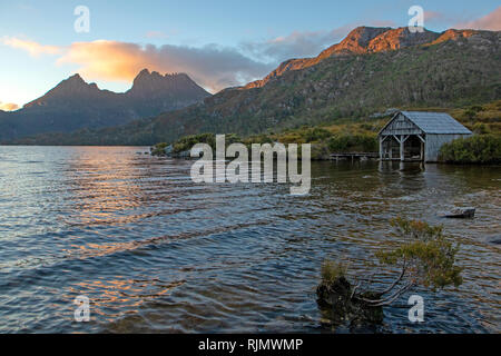 Sonnenaufgang am Dove Lake und Cradle Mountain Stockfoto