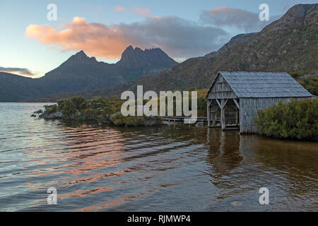 Sonnenaufgang am Dove Lake und Cradle Mountain Stockfoto