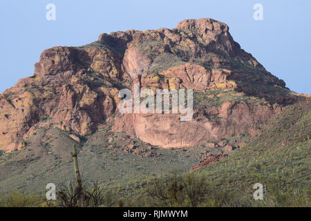 Roter Berg nördlich von Mesa, Arizona von der Salt River Bereich gesehen Stockfoto