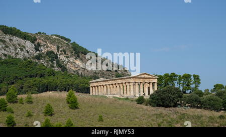 Segesta, Provinz Trapani, Sizilien. Segesta ist einer der am besten erhaltenen und schönsten der griechischen archäologischen Stätten im Mittelmeerraum. Stockfoto