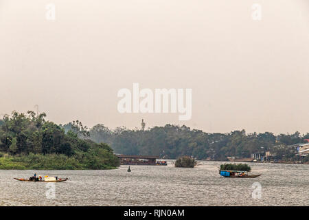 Kommerzielle, private und Tour Boote auf den Perfume River Hue Vietnam Stockfoto