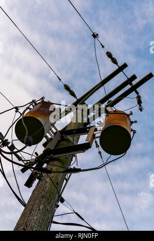 Alte Gebrauchspfosten und Transformator. Stockfoto