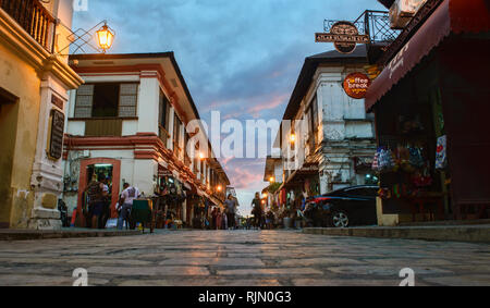 Historische gepflasterten Calle Crisologo, Vigan, Ilocos Sur, Philippinen Stockfoto