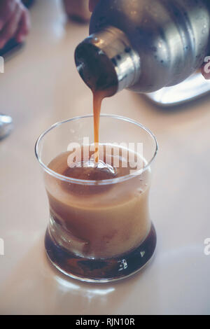 Nitro kalten Kaffee brühen im Cafe Stockfoto