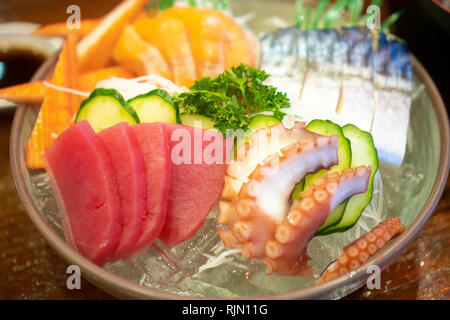 Japanische Lebensmittel Sashimi (rohe geschnittene Fisch, Muscheln und Krebstiere) Stockfoto