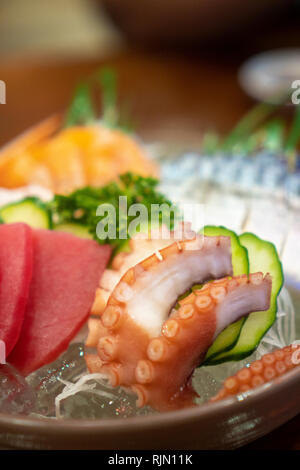 Japanische Lebensmittel Sashimi (rohe geschnittene Fisch, Muscheln und Krebstiere) Stockfoto