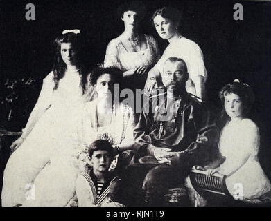 Russischen kaiserlichen Familie (zwischen ca. 1913 und ca. 1914). Zar Nikolaus II. und Kaiserin Alexandra mit ihren Kindern. Stockfoto