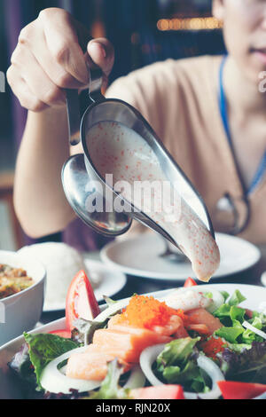 Lachssalat mit gesunden Gemüse Stockfoto