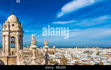 Glockenturm der Kathedrale von Cadiz und Luftaufnahme der Western City und die Bucht von Cadiz im Hintergrund Stockfoto