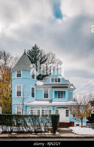 Ein blaues Haus mit Schnee und Herbstfarbe, in Nyack, New York Stockfoto