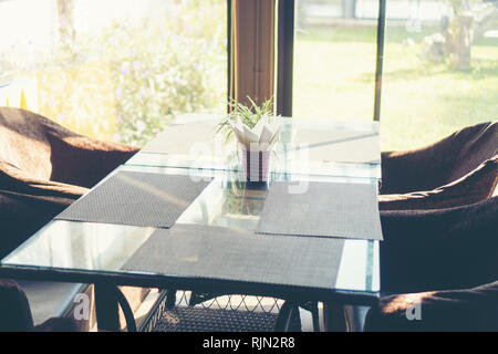 Tische und Stühle leer in Kantine Stockfoto