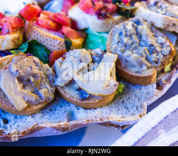 Crostini mit Pilzen und Frischkäse und Croutons mit Tomaten und Olivenöl Stockfoto