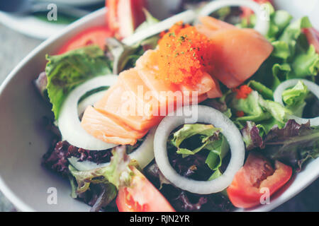 Lachssalat mit gesunden Gemüse Stockfoto