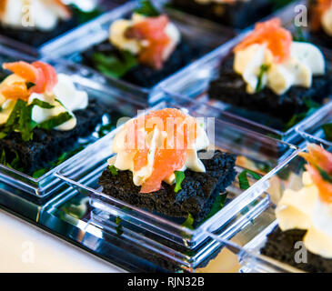 Croutons mit schwarzem Brot, geräuchertem Lachs und Buttercreme, exzellente Vorspeise und Frühstücksbuffet Stockfoto