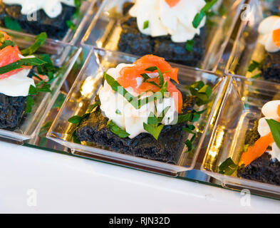 Croutons mit schwarzem Brot, geräuchertem Lachs und Buttercreme, exzellente Vorspeise und Frühstücksbuffet Stockfoto