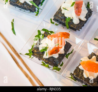 Croutons mit schwarzem Brot, geräuchertem Lachs und Buttercreme, exzellente Vorspeise und Frühstücksbuffet Stockfoto