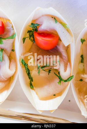 Kleine Boote mit geräuchertem Schwertfisch, Cherry Tomaten und Kräutern, ausgezeichnet für ihr Buffet und ihre Partei Stockfoto