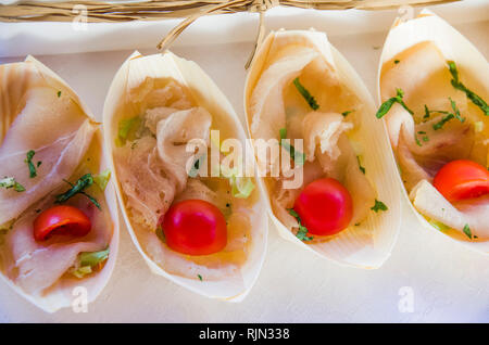 Kleine Boote mit geräuchertem Schwertfisch, Cherry Tomaten und Kräutern, ausgezeichnet für ihr Buffet und ihre Partei Stockfoto