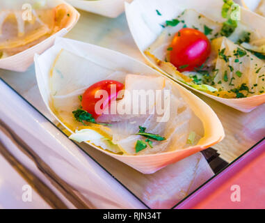 Kleine Boote mit geräuchertem Schwertfisch, Cherry Tomaten und Kräutern, ausgezeichnet für ihr Buffet und ihre Partei Stockfoto