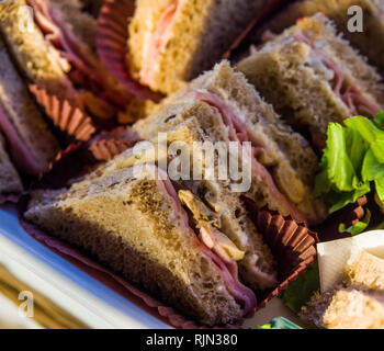 Dunkles Brot Sandwiches mit Käse, Champignons, Artischocken und Schinken Stockfoto