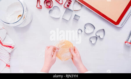 Flach. Schritt für Schritt. Rolling Zucker Plätzchenteig mit Metall Rolling Pin. Stockfoto