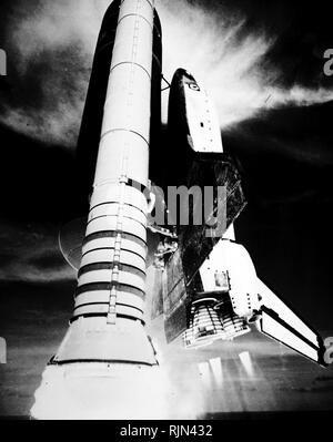 Nur wenige Minuten nach dem Einschalten der Zündung, das Space Shuttle Challenger, zu seinen beiden Solid Rocket Booster und einen externen Kraftstofftank verpaart, steigt in Richtung auf eine einwöchige Mission in der Erdumlaufbahn. Hinweis Der diamant Schock Wirkung in der Nähe der drei Motoren. Start ist um 17:00 Uhr (EDT), Juli, 29,1985. Stockfoto