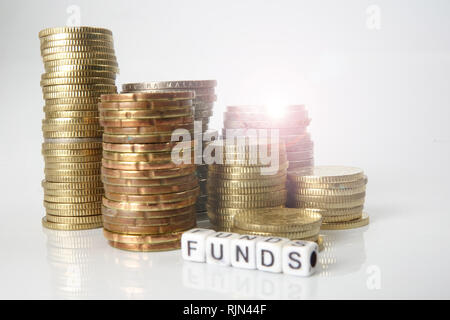 Münzen und Gelder Wort auf Weiß. Business und speichern Konzept. unscharfes Bild. Stockfoto
