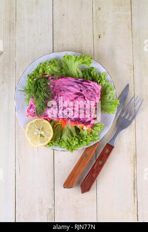 Salat mit Rüben und Hering auf Salatblättern Stockfoto