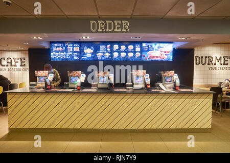 Hongkong - Januar 27, 2016: Zähler bei McDonald's Restaurant in Hongkong. McDonald's ist eine US-amerikanische Hamburger und Fast Food Restaurant kette. Stockfoto