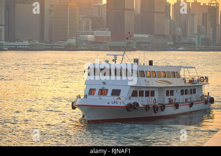 Hongkong - Januar 25, 2016: ein Schiff in den Hafen von Victoria. Victoria Harbour ist eine natürliche Relief Hafen zwischen Hong Kong Island und Kowlo gelegen Stockfoto