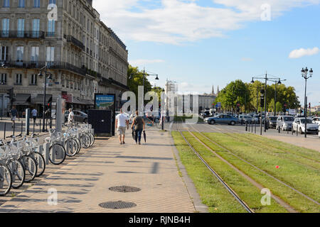 BORDEAUX, Frankreich - 13. AUGUST 2015: Straßen von Bordeaux. Bordeaux ist eine Hafenstadt am Fluss Garonne in der Gironde in Frankreich Stockfoto