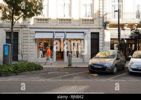 BORDEAUX, Frankreich - 13. AUGUST 2015: Straßen von Bordeaux. Bordeaux ist eine Hafenstadt am Fluss Garonne in der Gironde in Frankreich Stockfoto