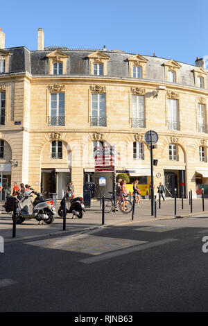 BORDEAUX, Frankreich - 13. AUGUST 2015: Straßen von Bordeaux. Bordeaux ist eine Hafenstadt am Fluss Garonne in der Gironde in Frankreich Stockfoto