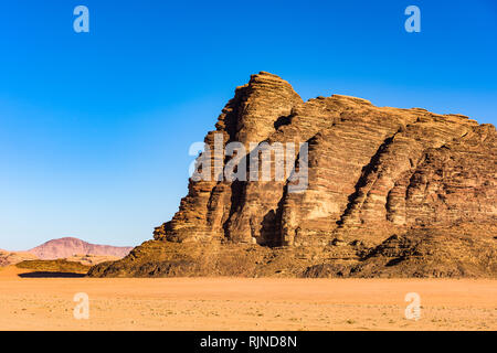 Schöne Landschaft, bestehend aus Rocky Mountains in der Mitte der Wüste Wadi Rum in Jordanien. Stockfoto
