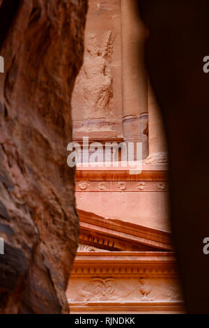 Nahaufnahme der schönen Al Khazneh (das Finanzministerium) durch die Wände der Schlucht in Petra gesehen. Stockfoto