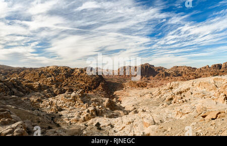 Tolle Aussicht auf einen wunderschönen Canyon in Petra mit felsigen Berge in der Ferne. Stockfoto