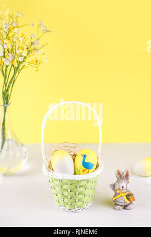 Ostern Korb mit Eiern auf weißem Hintergrund. Stockfoto