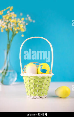 Ostern Korb mit Eiern auf weißem Hintergrund. Stockfoto