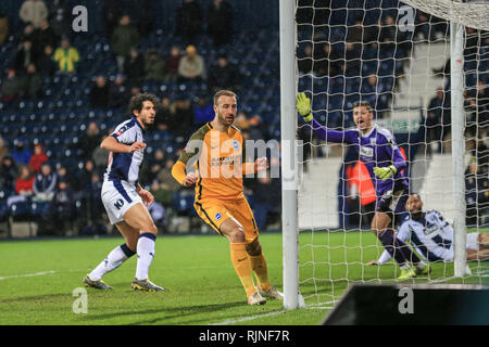 6. Februar 2019, West Bromwich, West Bromwich, England; Emirates FA Cup, 4.Runde replay, West Bromwich Albion vs Brighton; Glenn Murray (17) von Brighton Kerben zu machen es 1-2 Credit: Mark Cosgrove/News Bilder, Englische Fußball-Liga Bilder unterliegen DataCo Lizenz Stockfoto