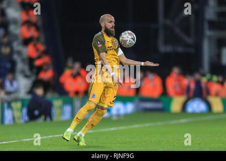 6. Februar 2019, West Bromwich, West Bromwich, England; Emirates FA Cup, 4.Runde replay, West Bromwich Albion vs Brighton; Bruno Saltor (02) von Brighton Truhen die Kugel Credit: Mark Cosgrove/News Bilder, Englische Fußball-Liga Bilder unterliegen dem DataCo Lizenz Stockfoto