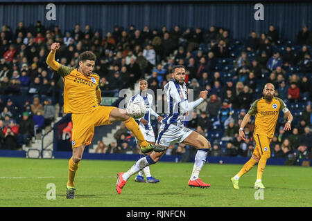 6. Februar 2019, West Bromwich, West Bromwich, England; Emirates FA Cup, 4.Runde replay, West Bromwich Albion vs Brighton; Leon Balogun (14) von Brighton löscht den ball Quelle: Mark Cosgrove/News Bilder, Englische Fußball-Liga Bilder unterliegen dem DataCo Lizenz Stockfoto