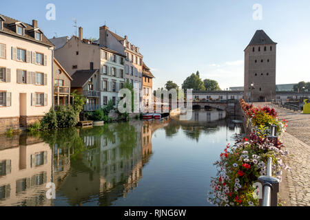 Historische Altstadt in Straßburg mit Blick auf das Wehr Barrage Vauban Stockfoto