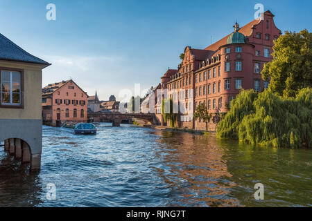 Ausflugsschiff an einem Kanal in der Altstadt von Straßburg Stockfoto