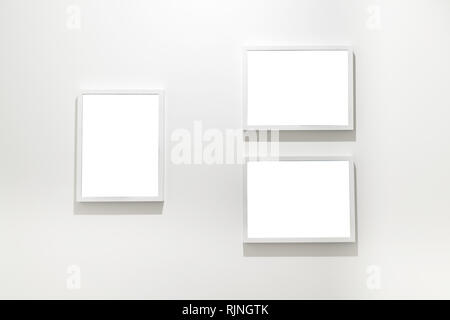 Leere Rahmen an der Wand im Museum für moderne Kunst Galerie Ausstellung leere weiße isoliert Freistellungspfad Stockfoto